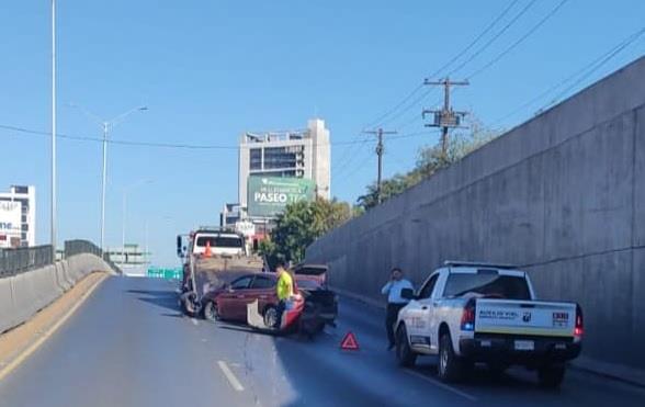 Reportan volcadura en Garza Sada