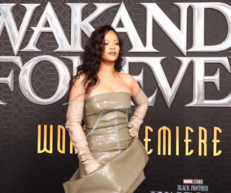 Rihanna rinde tributo a Boseman