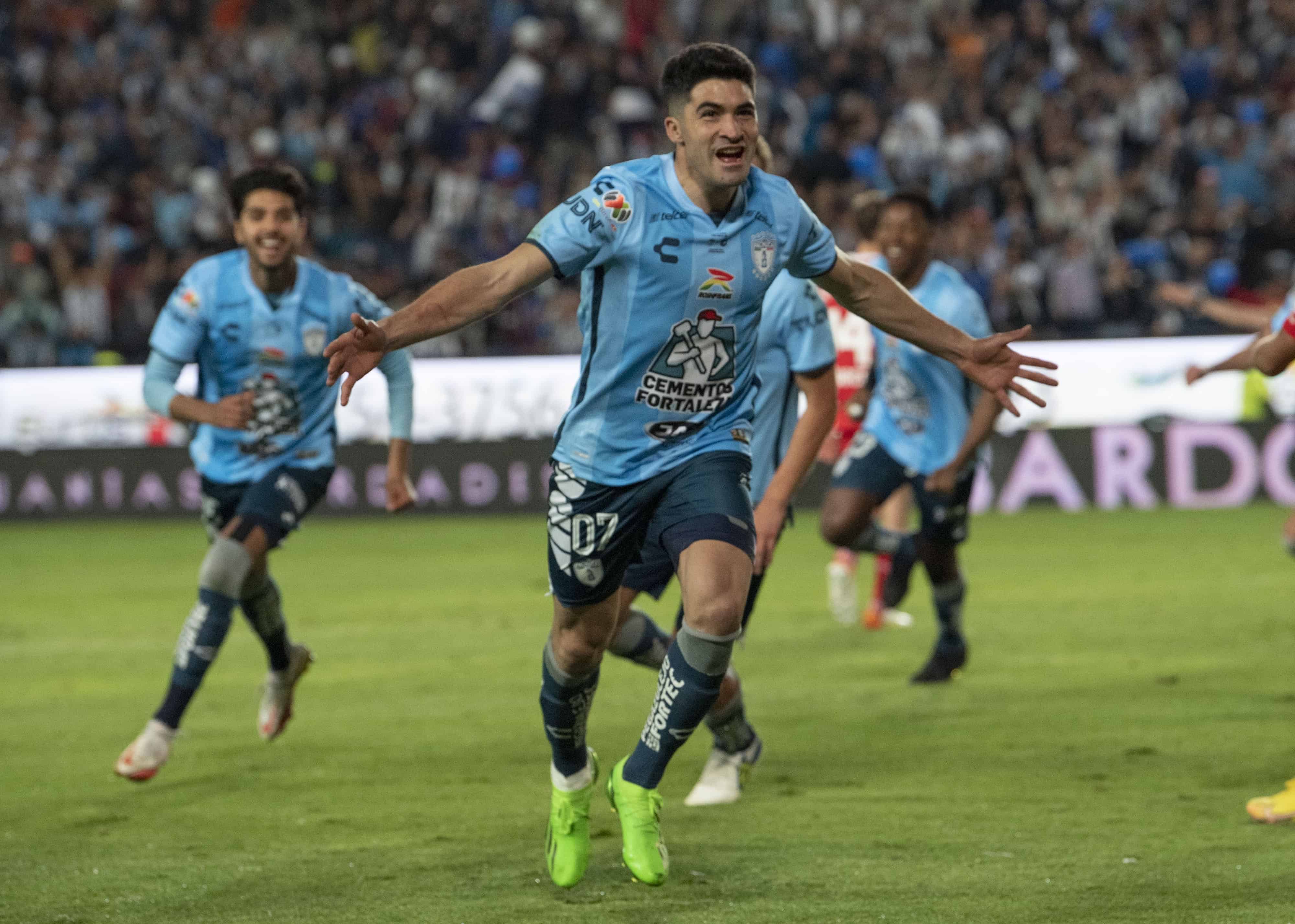 Nicolás Ibañez hace el 2-1.