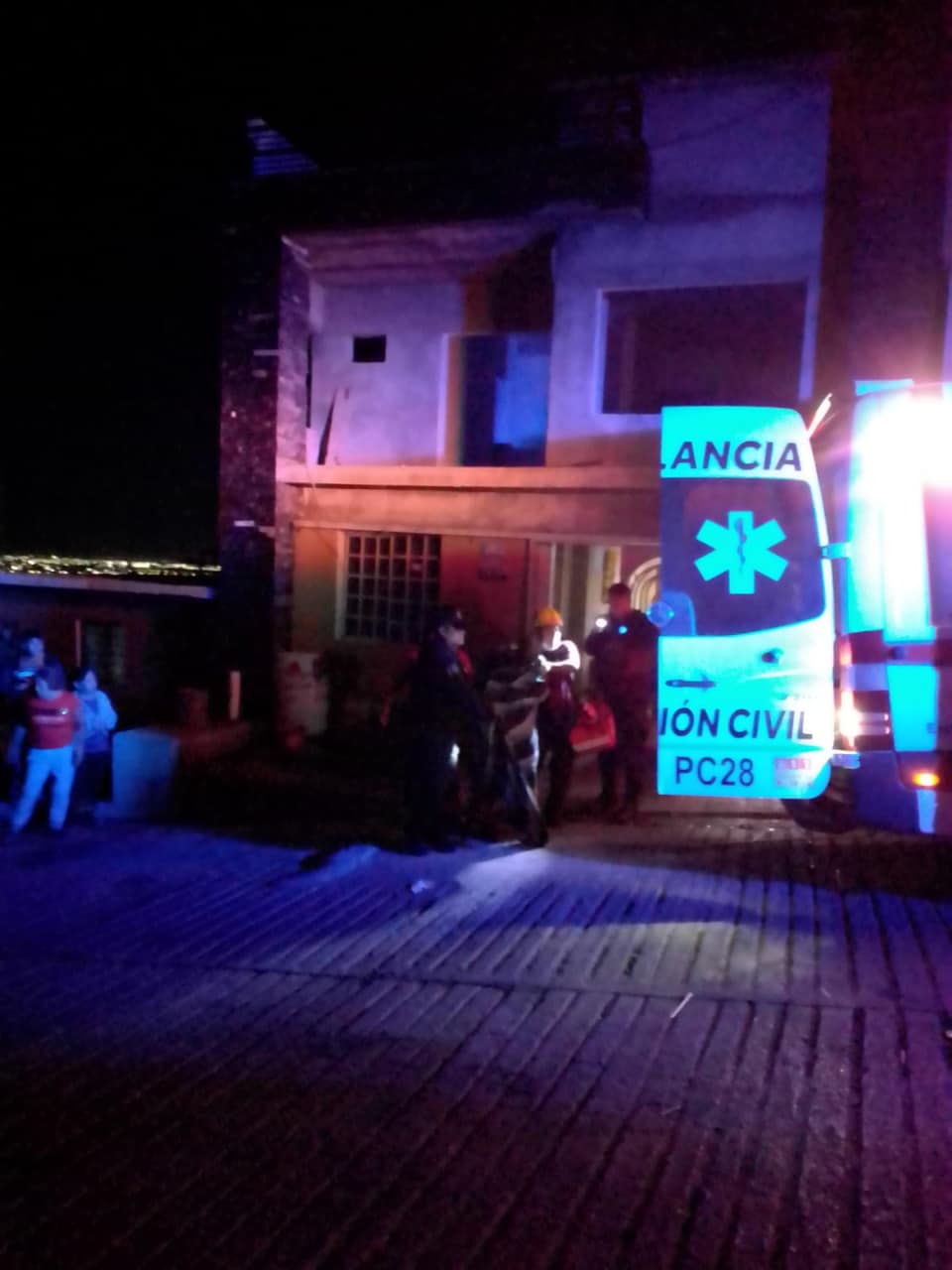 Un hombre se encuentra en estado crítico de salud, después de terminar atrapado en el interior de su casa que terminó por incendiarse, en el Predio Las Adelita