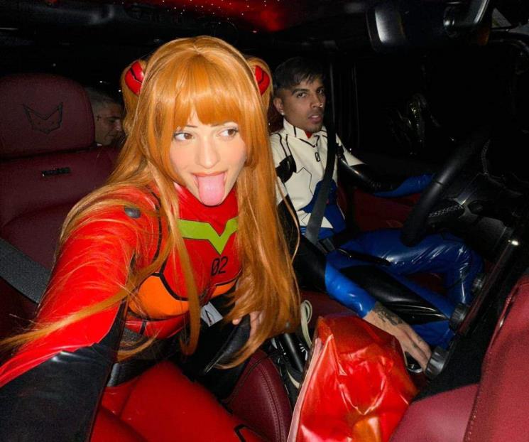 Muestra Rosalía su disfraz y explota las redes 