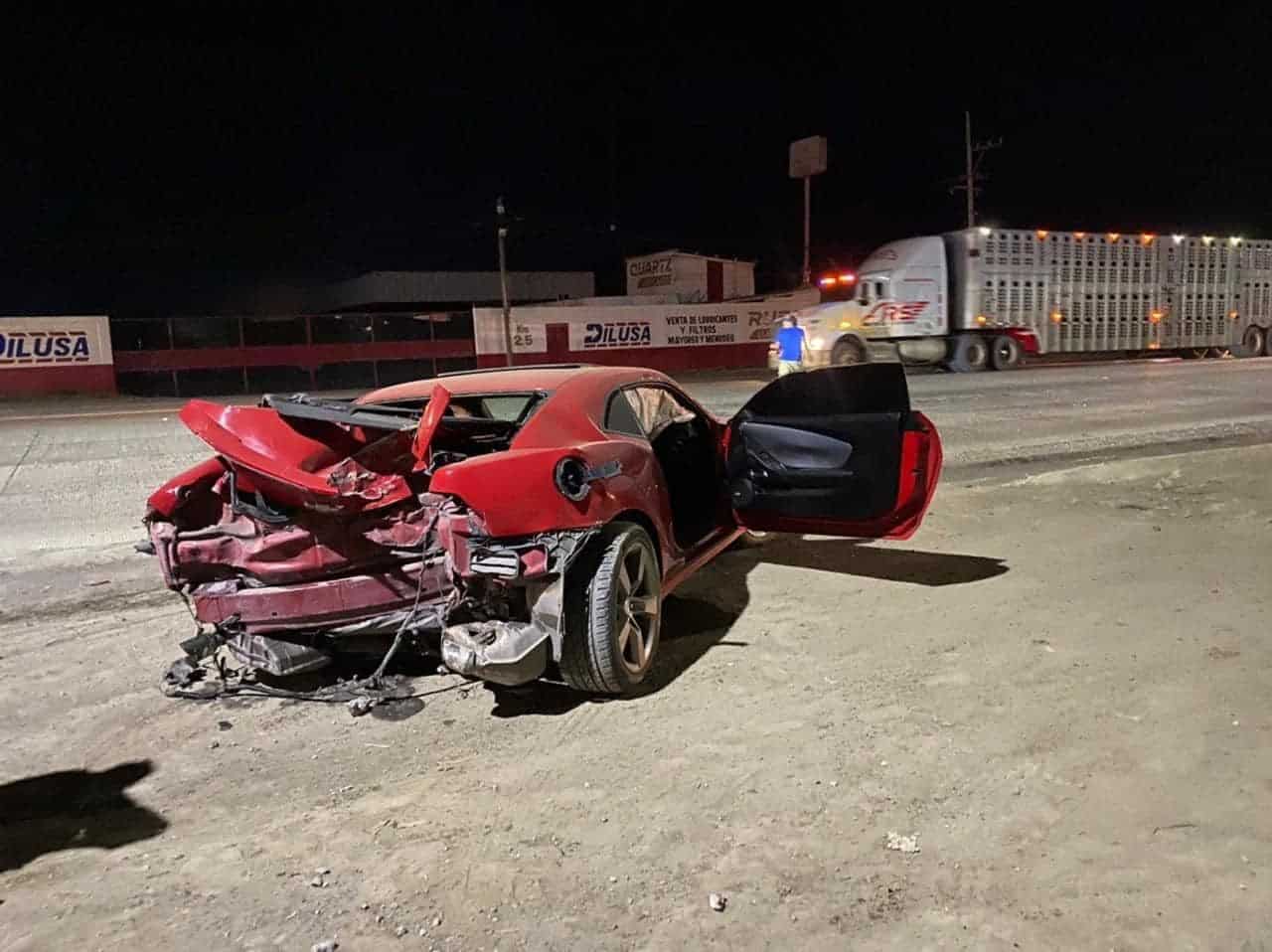 Un joven terminó con lesiones de consideración, después de estrellar su automóvil deportivo valuado en un millón 200 mil pesos contra una barda perimetral