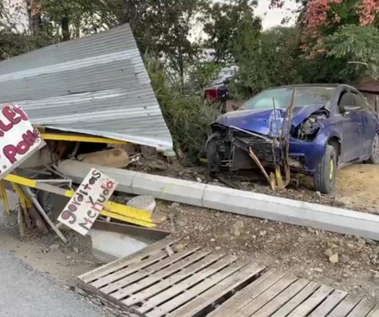 Estrella auto contra puesto y poste
