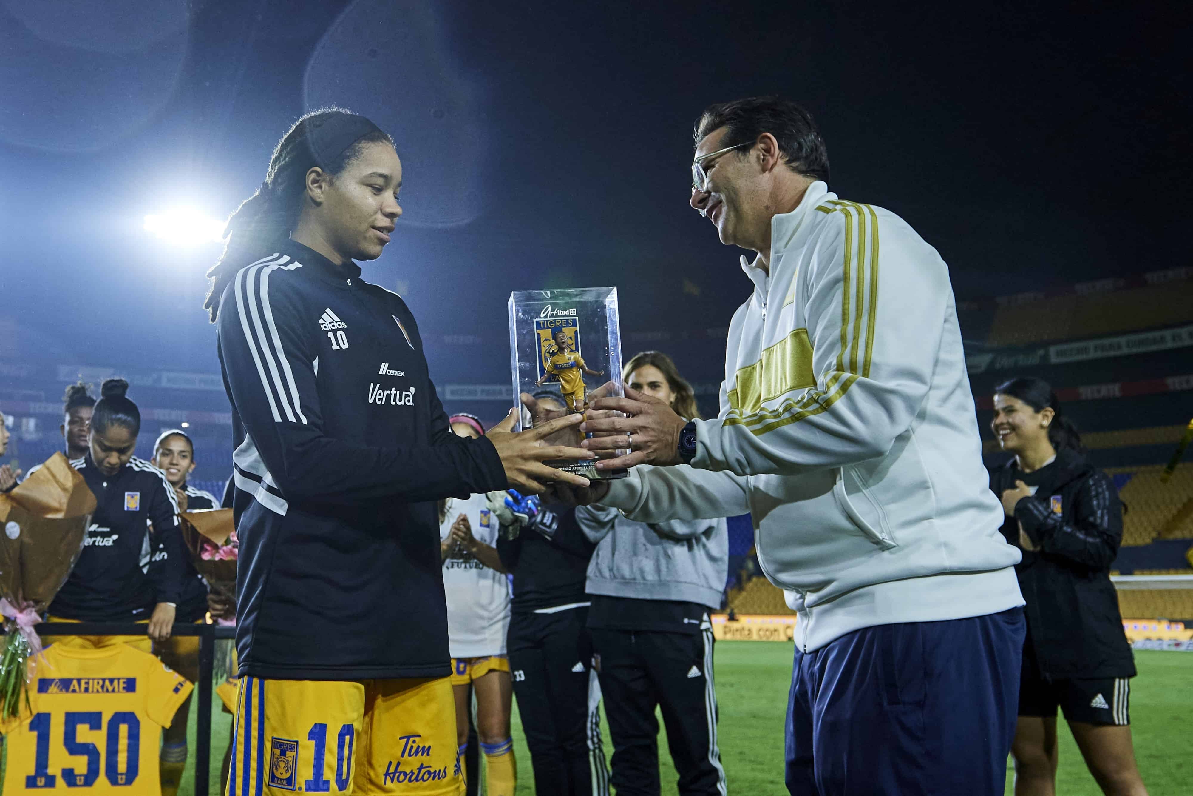 Mía Fishel recibe reconocimiento por ser campeona de goleo en el Apertura 2022.