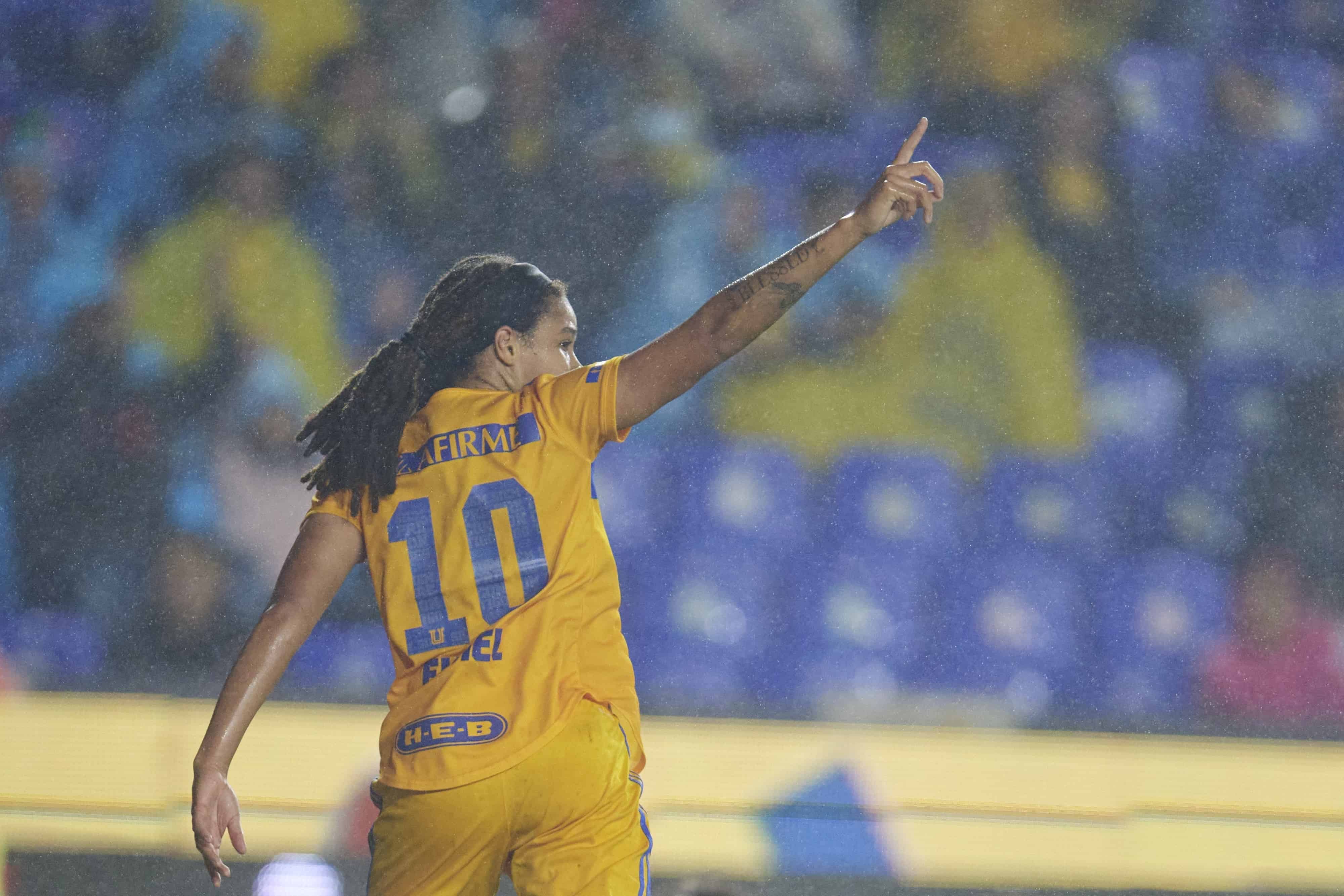 Mía Fishel hace el 1-0.