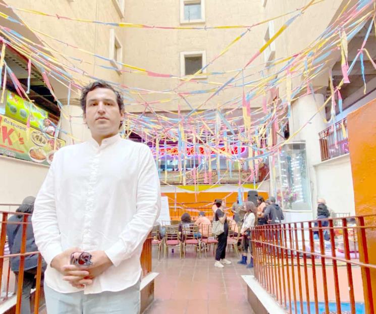 Montan altar con temática migrante en Mercado Juárez