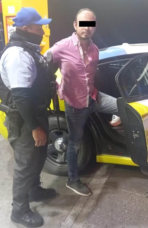 Cae hombre con arma de fuego