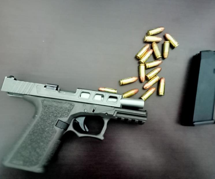 Detienen a hombre con arma de fuego