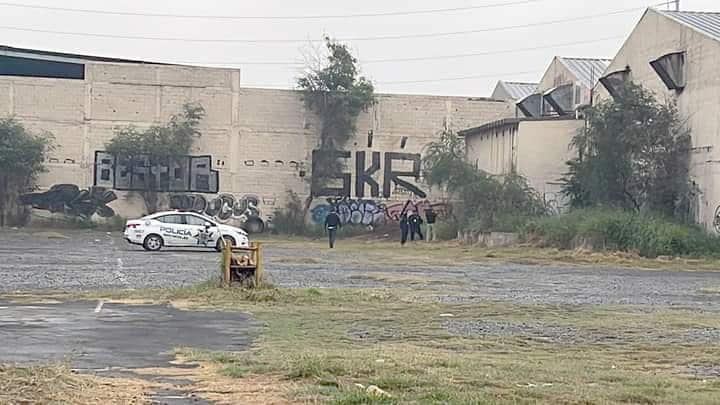 El cadáver de un hombre en avanzado estado de descomposición, fue localizado ayer entre unos matorrales del estacionamiento del Far West Rodeo