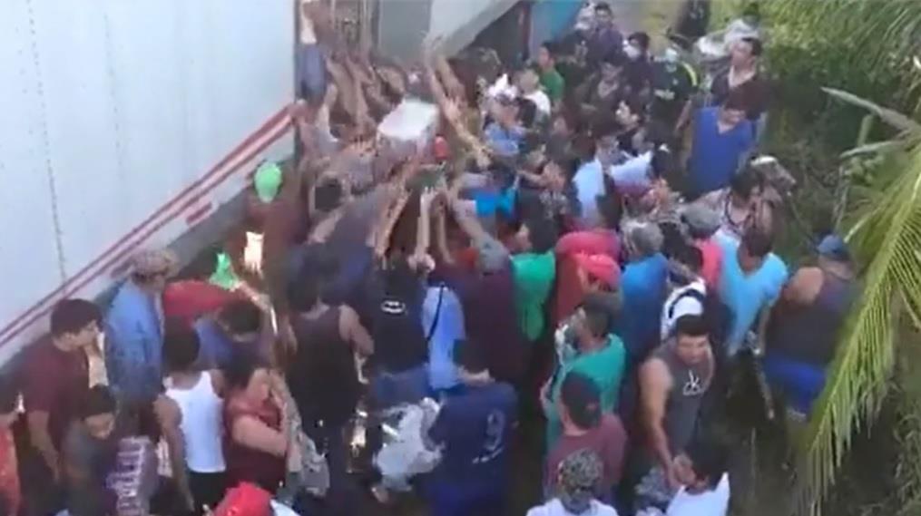 Vuelca tráiler y lugareños aprovechan para robar cerveza