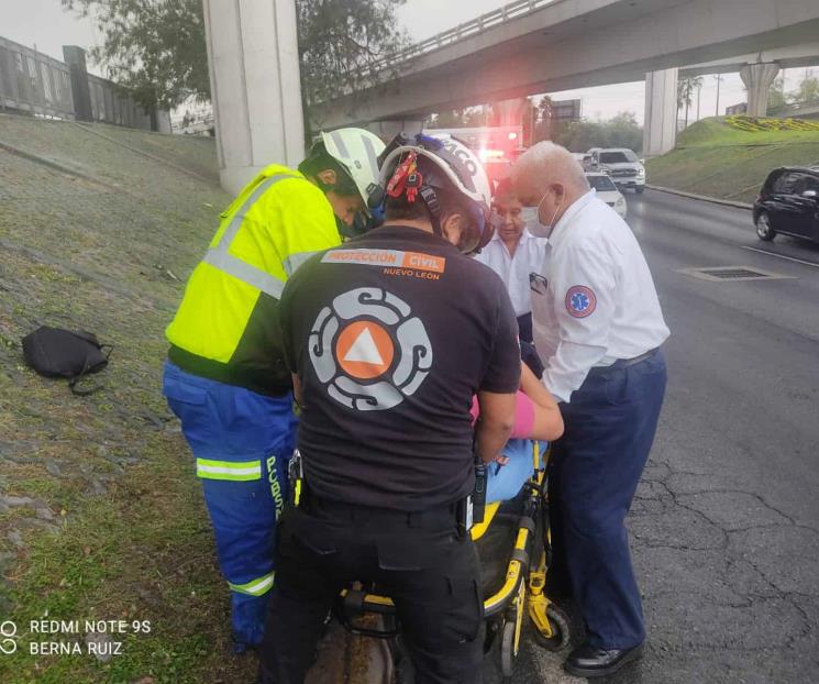 Derrapa en pavimento mojado y vuelca