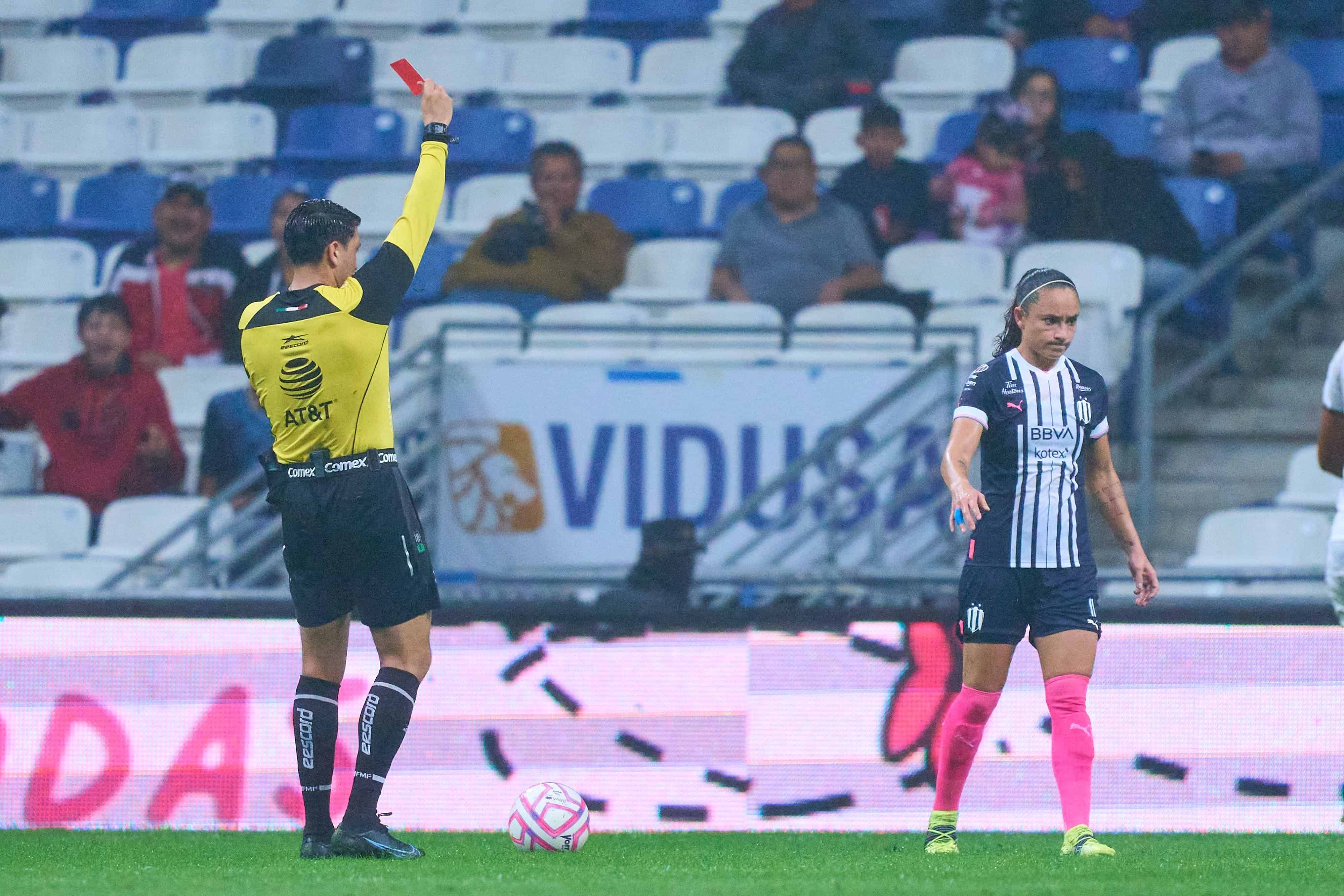 Lizette Rodriguez se va expulsada.