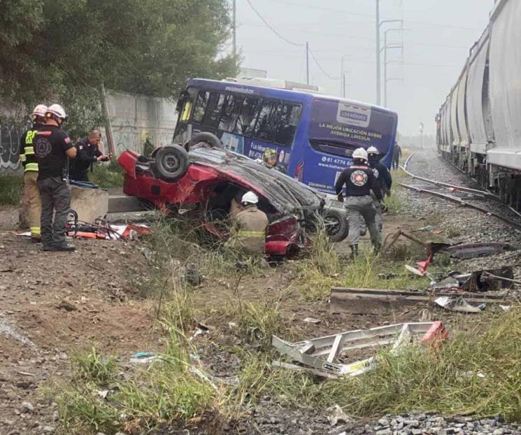 Deja choque con el tren un muerto y 19 heridos