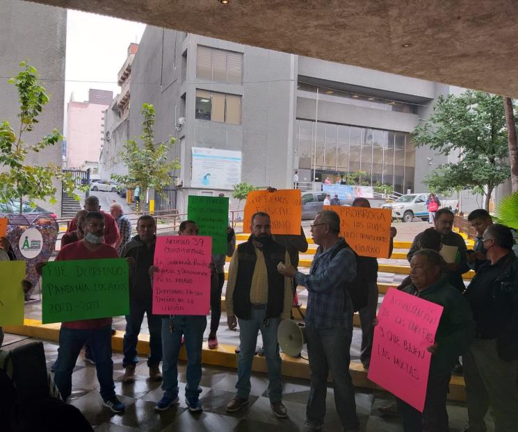Exigen taxistas en Congreso actualización de tarifas