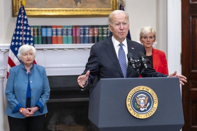 Llama Biden a salvar la democracia en elecciones intermedias