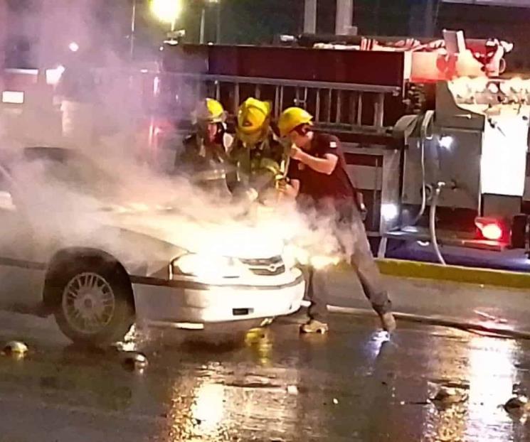 Arde auto en Escobedo