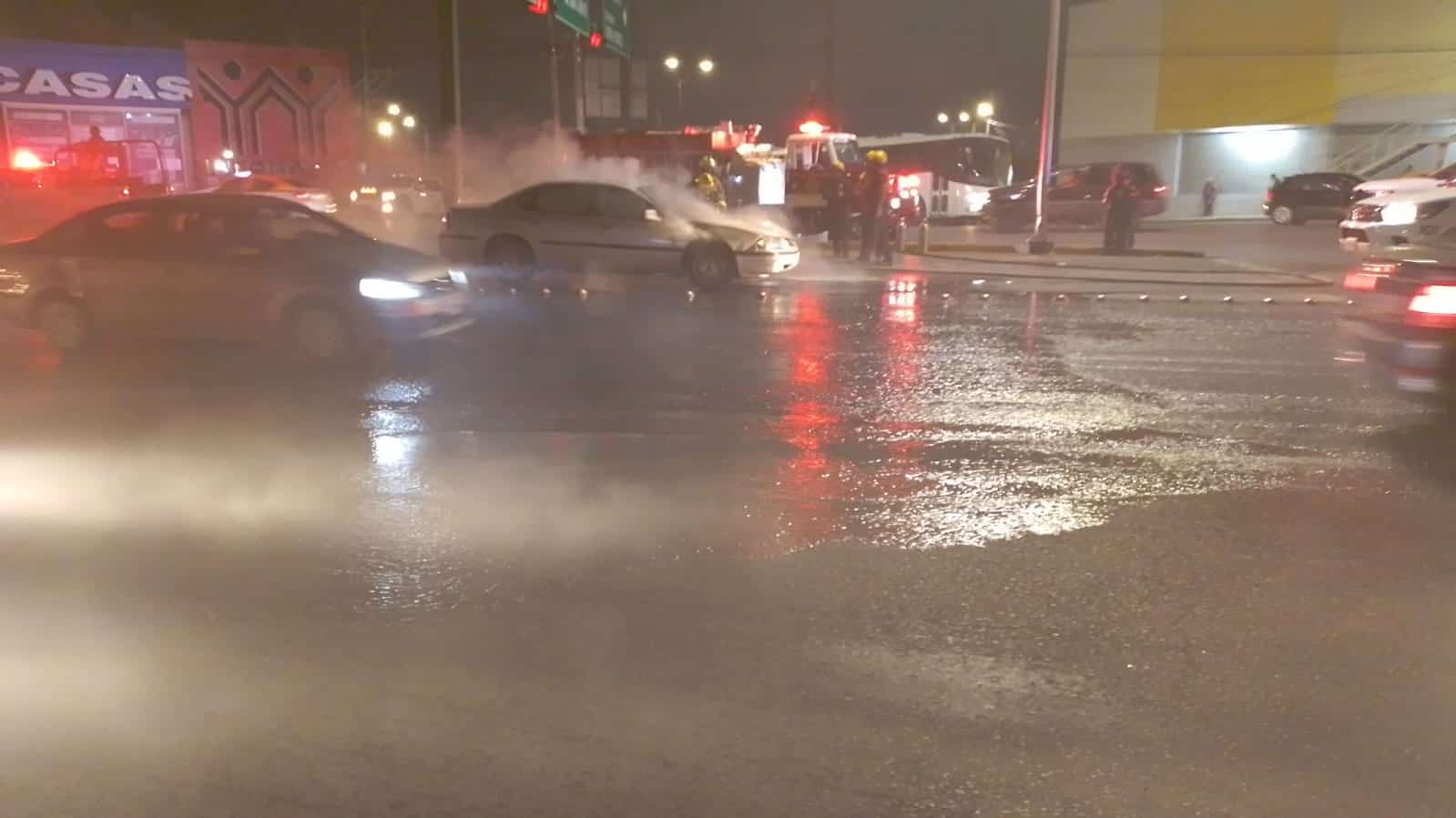 Reportan el incendio de un automóvil frente a las instalaciones una mueblería, en Escobedo
