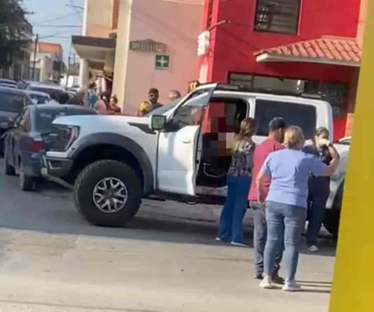 Acribillan a hombre a bordo de camioneta
