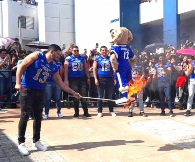 Hacen la ‘quema’ del borrego en la Prepa 2