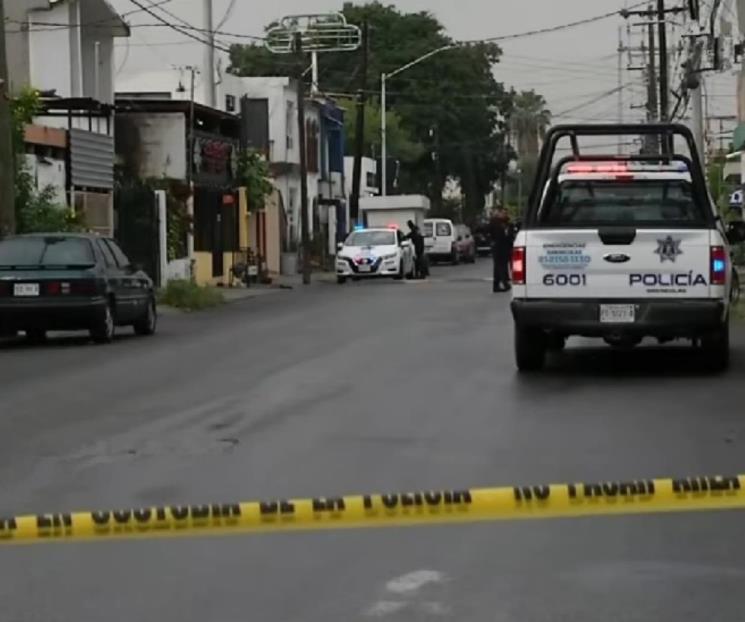 Juega con pistola mientras toma cerveza, se dispara