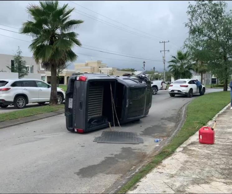 Resulta mujer herida en volcadura