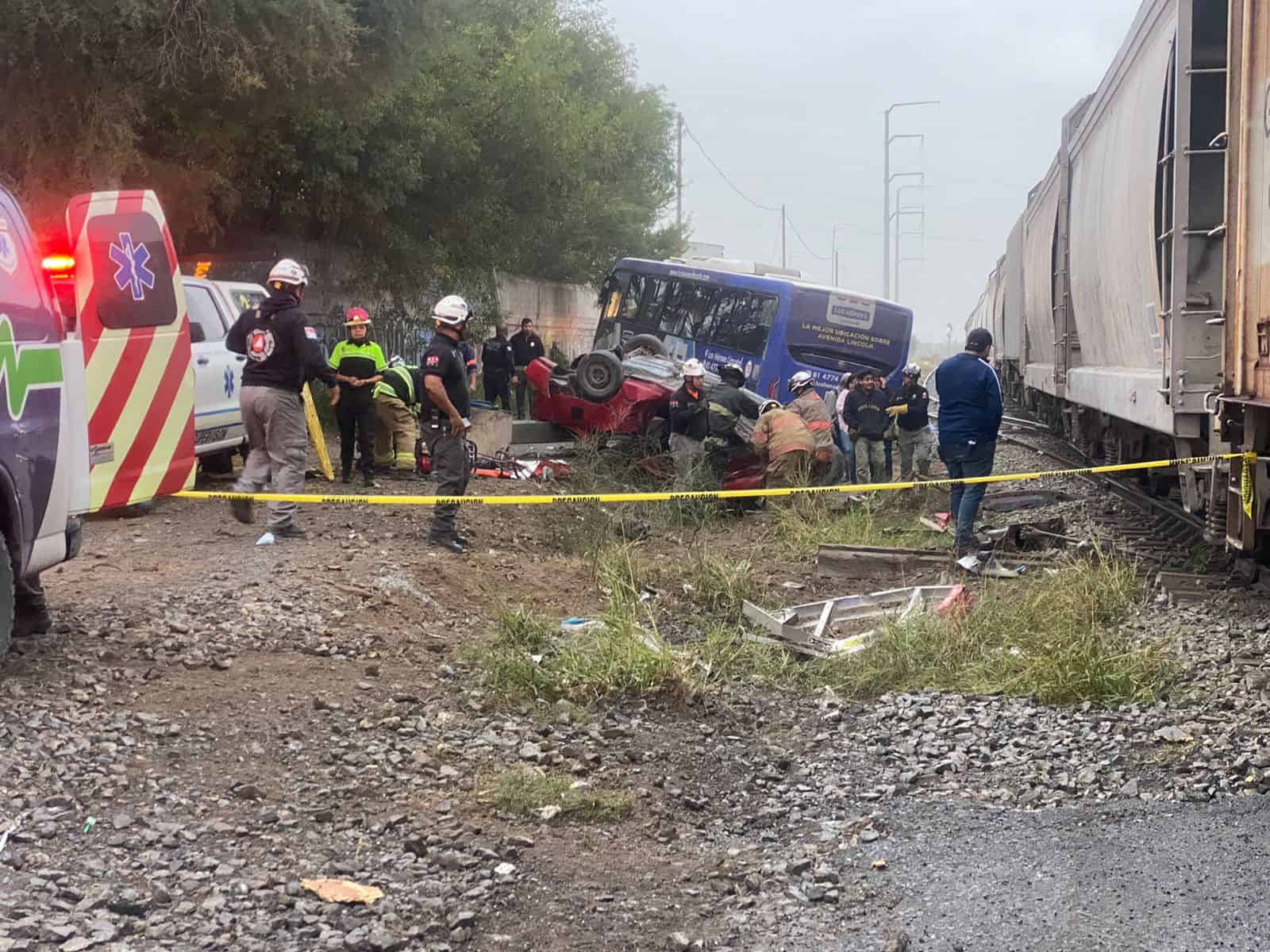 El conductor de un auto sin vida y su acompañante lesionado, así como al menos 30 lesionados de un Ruta 155, dejó un choque contra el tren en el Bulevar Heberto Castillo