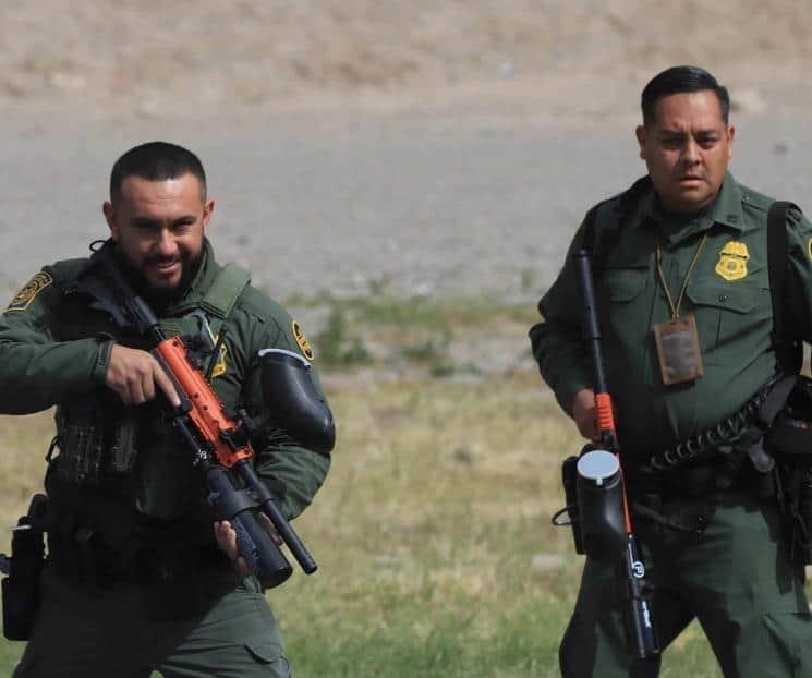 Disparan agentes contra migrantes en la frontera