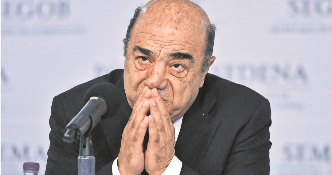 Murillo Karam sale de Instituto de Cardiología