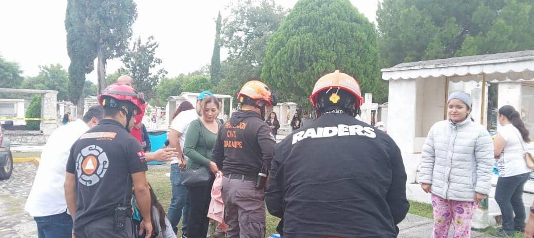 Caen madre e hijas en tumba