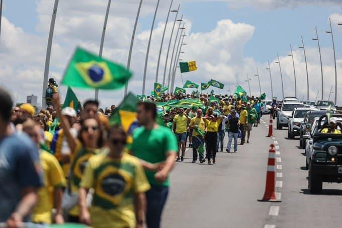 Exigen con protestas  permanencia de Bolsonaro