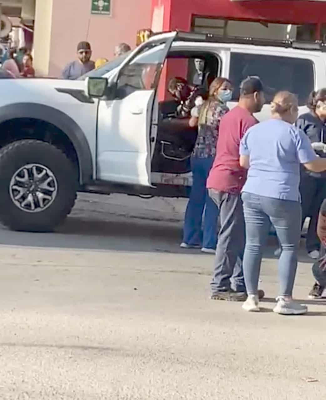 Un hombre que conducía una camioneta fue ejecutado a balazos por delincuentes que viajaban en una motocicleta