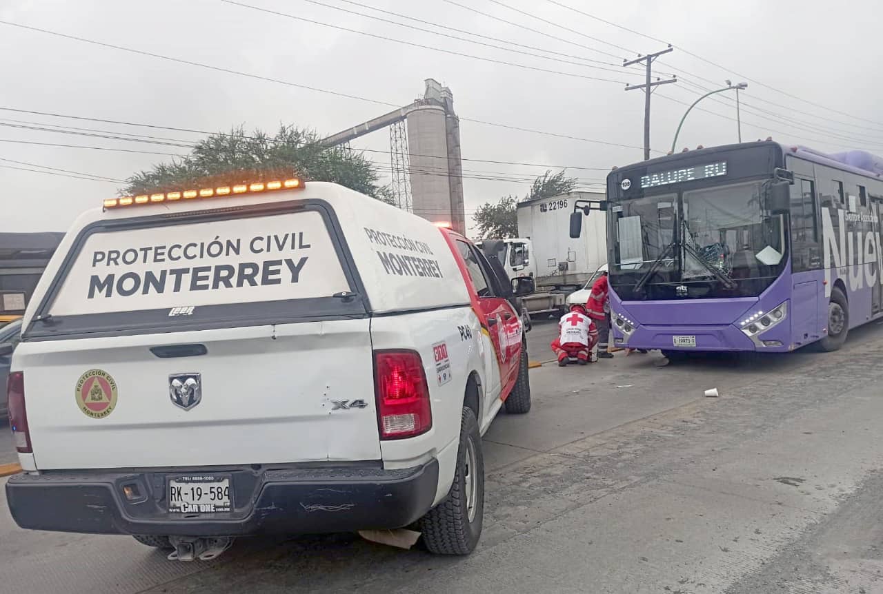 Un joven que viajaba en una bicicleta murió luego de ser atropellado por una unidad de la Ecovía