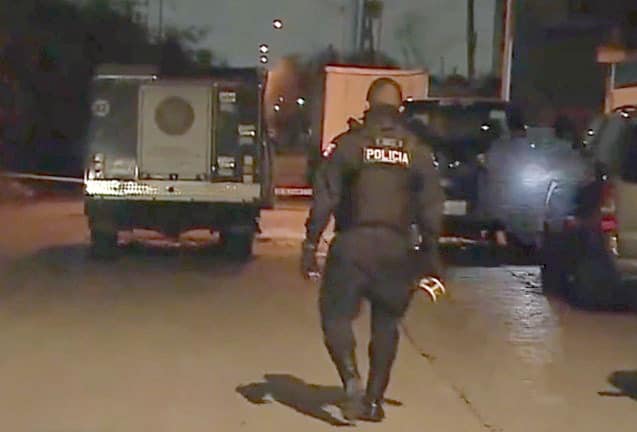 El cadáver de un hombre mutilado de sus brazos, con herida en uno de sus dedos, cuello, tapado con una cobija, con un cartelón encima y bajó un camión de carga, fue localziado en la Colonia El Mirador