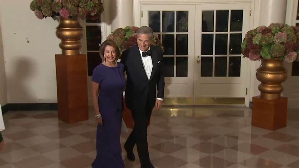 Pelosi confirma que su esposo está en casa con su familia