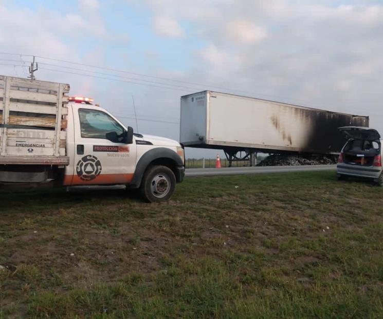 Arde caja de tráiler en Sabinas