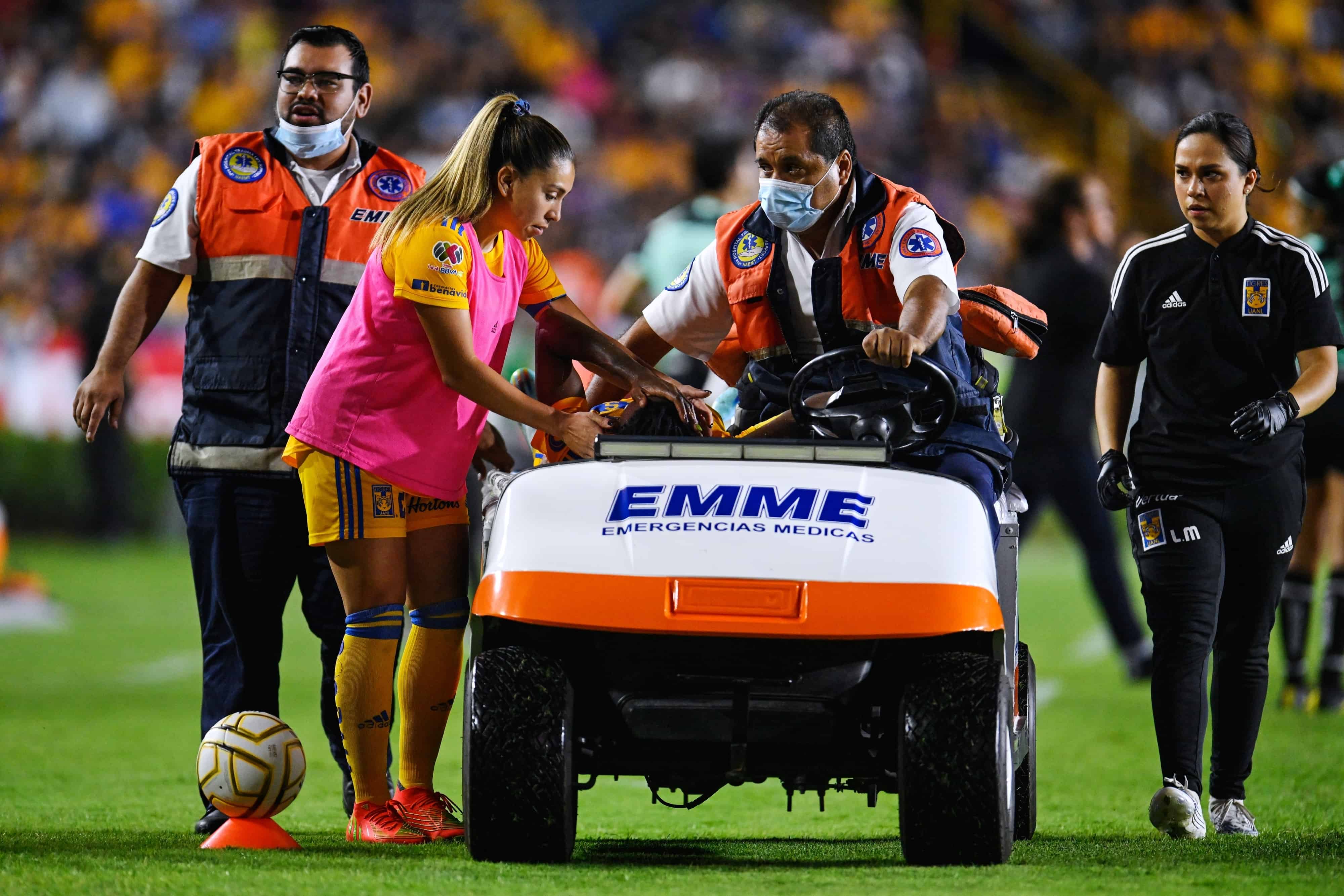 Uchenna Kanu sale lesionada.