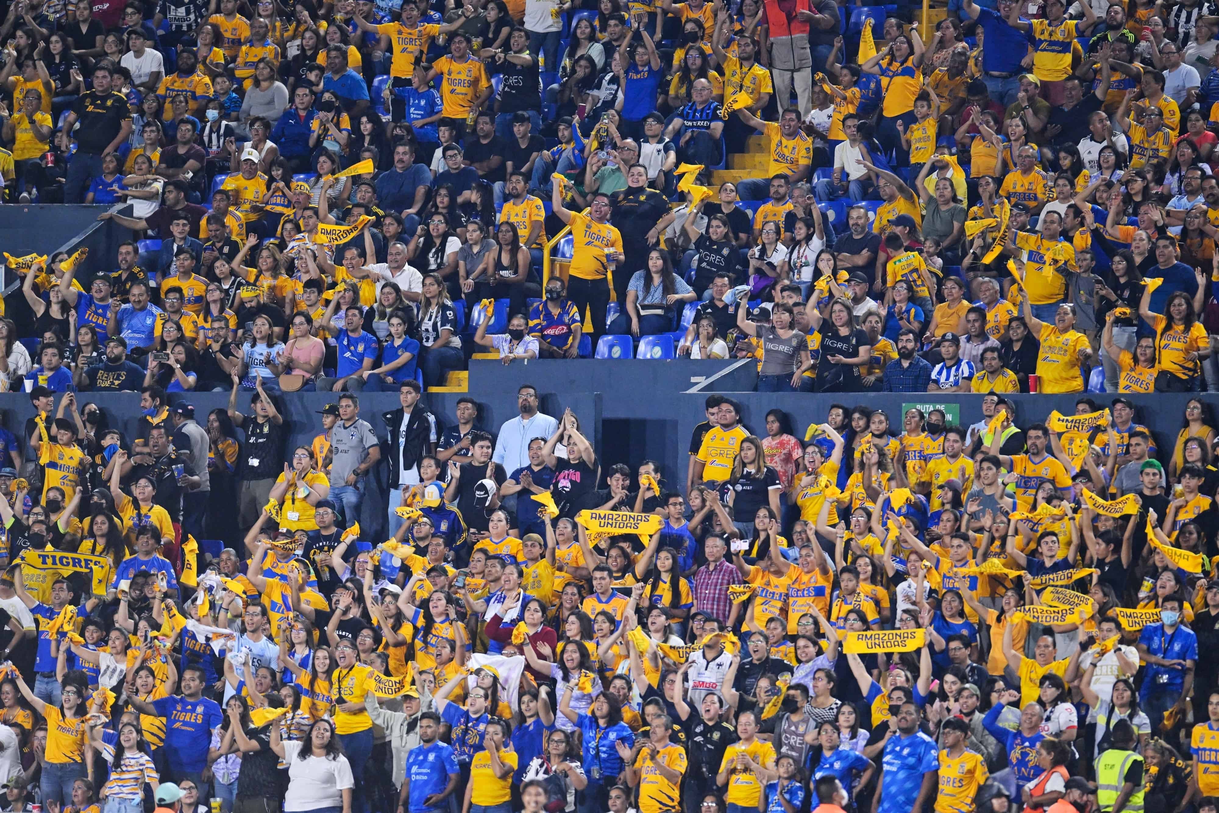 Buena asistencia en el Estadio Universitario por parte de la afición.