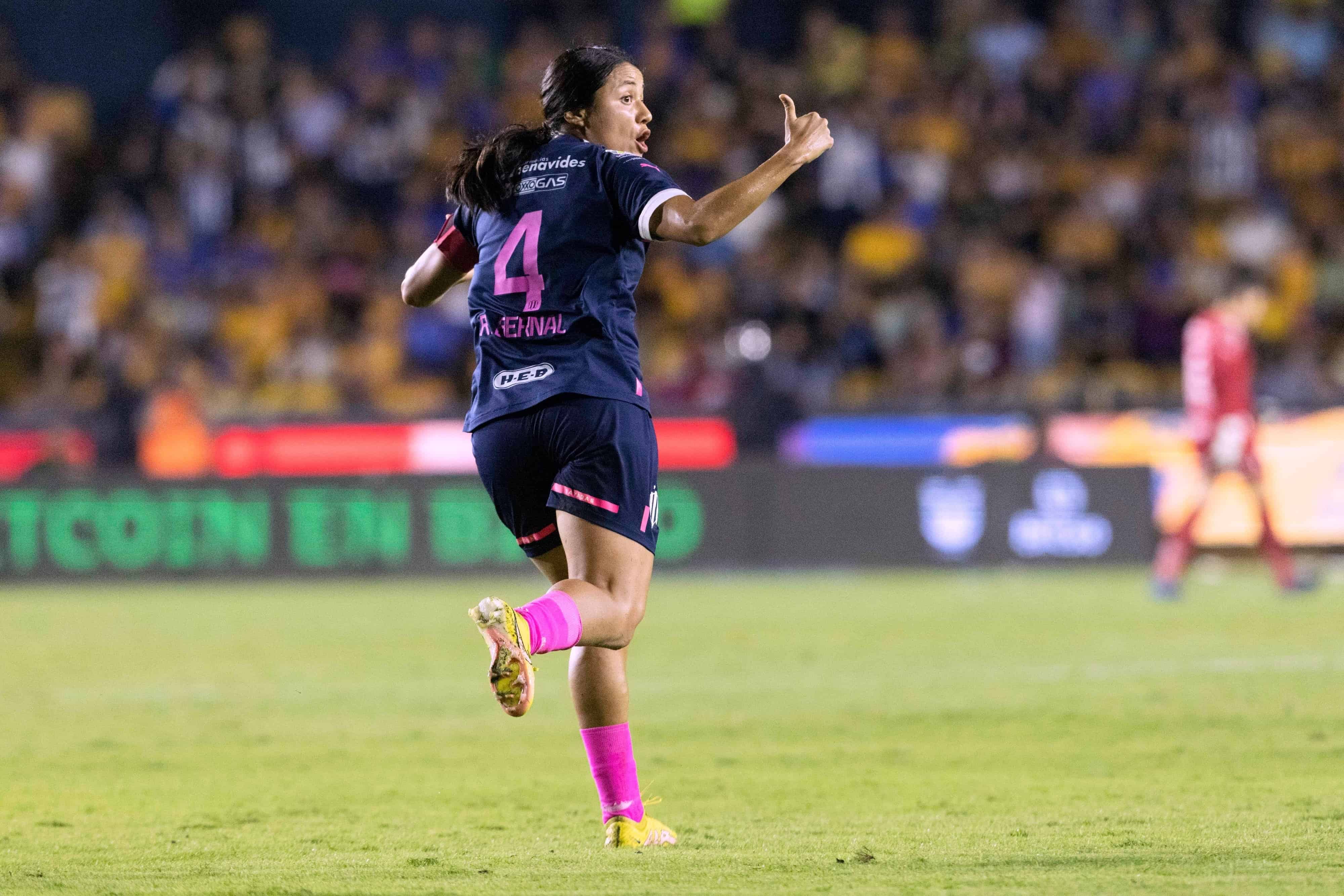 Rebeca Bernal hace el del descuento.