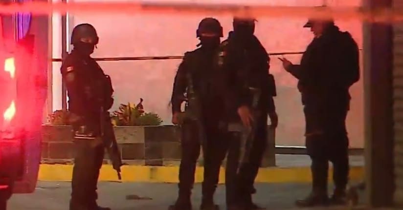 Tres fallecidos, entre ellos un menor de 3 años de edad, dejó la madrugada de ayer un ataque por parte de hombres armados