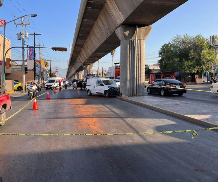 Se estrella contra columna del Metro, fallece