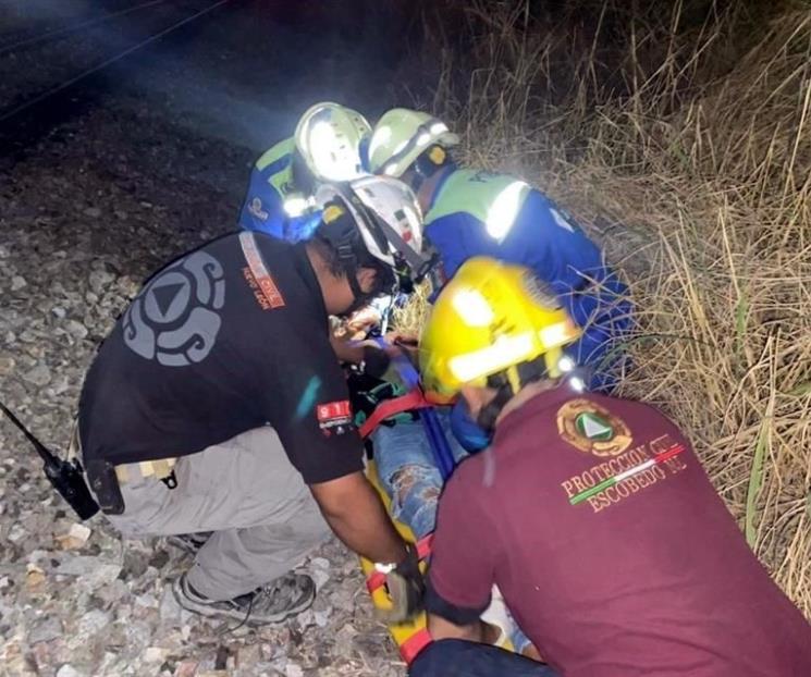 Se salva mujer de morir tras ser arrastrada por tren