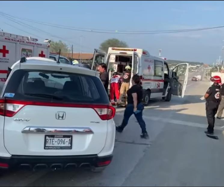 Queda mujer prensada en choque