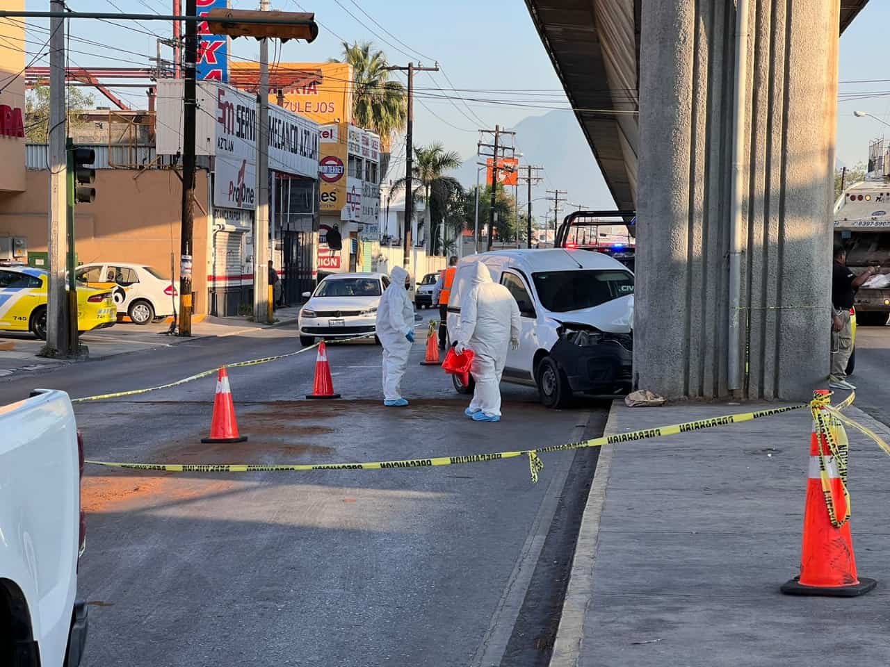 Luego de que aparentemente sufriera un infarto al ir conduciendo, un hombre murió tras estrellar su vehículo contra la columna del metro