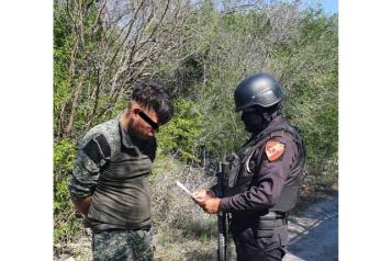 Cae con arma larga y droga en Marín