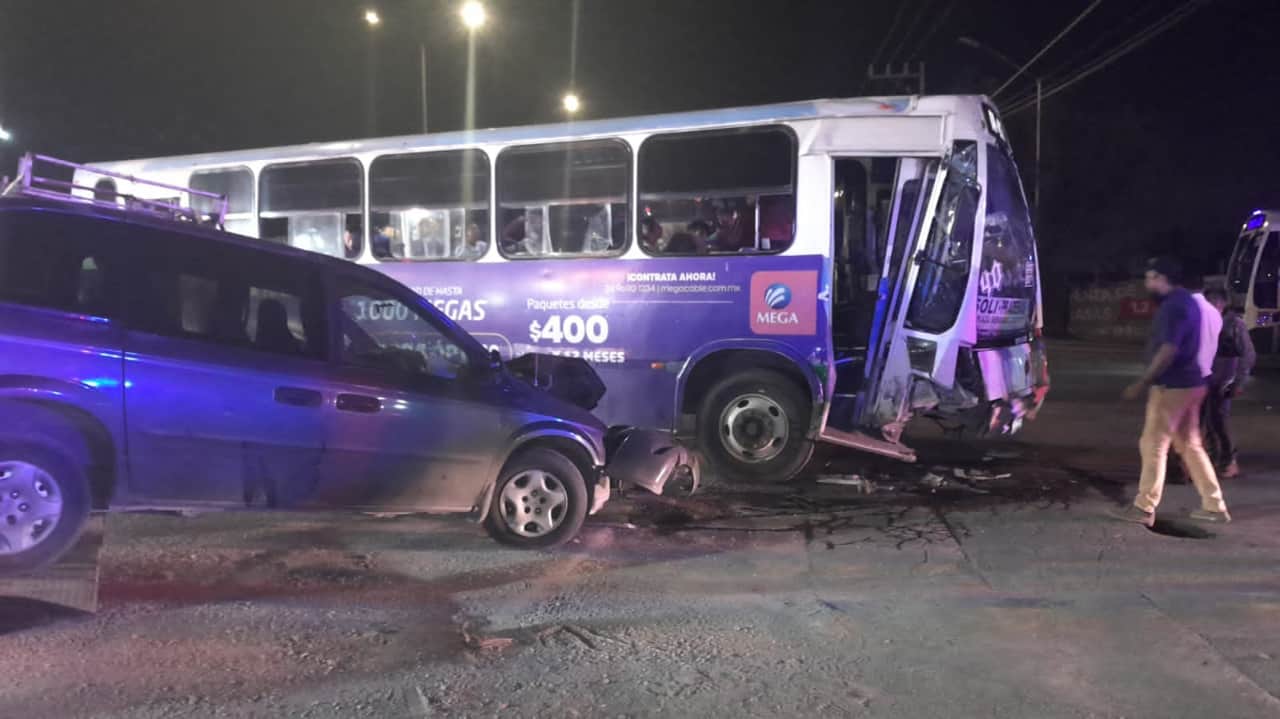 Un total de once lesionados entre ellos dos menores de edad, dejó como saldo el accidente de un camión urbano con una camioneta