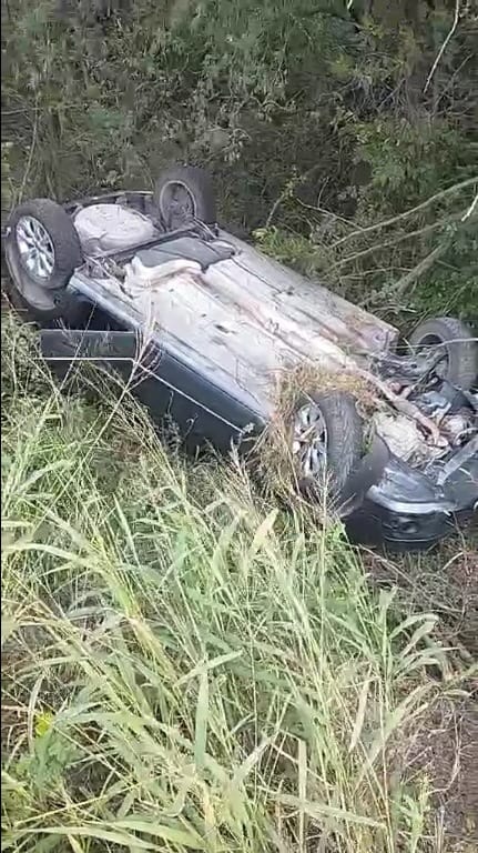 Una automóvil Volkswagen tipo Beetle fue encontrado volcado y abandonado en un canalón del municipio de Linares