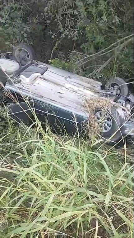Vuelca auto en canalón