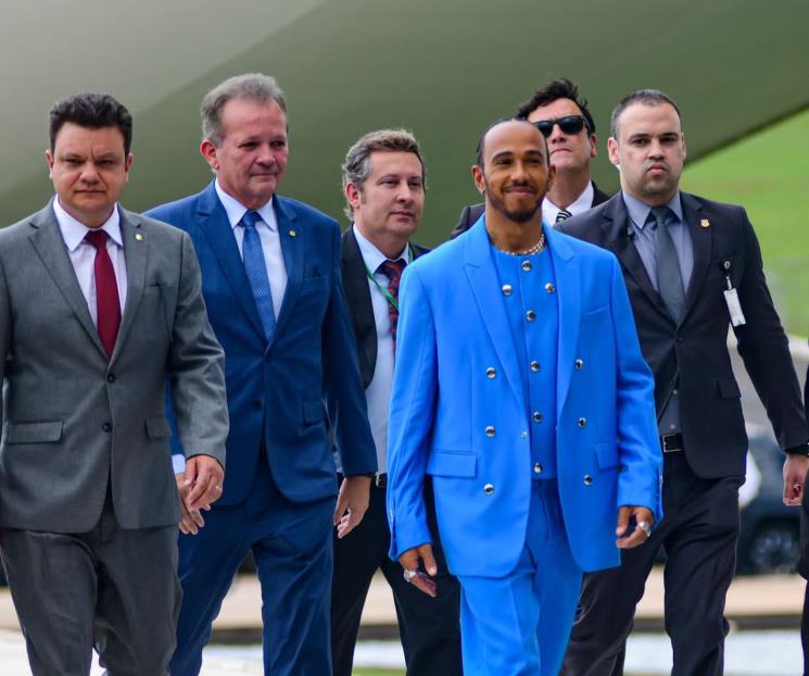 Condecoran a Lewis Hamilton en Brasil