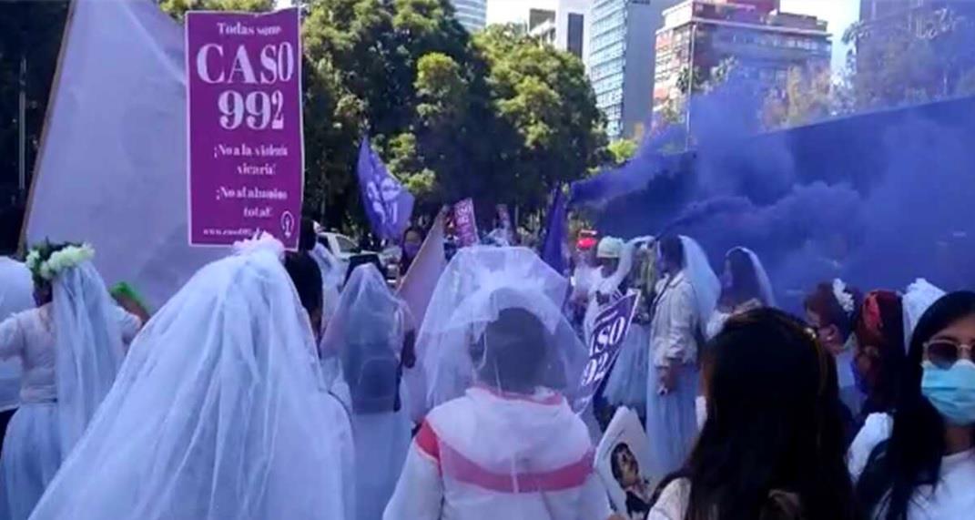 Mujeres del colectivo 992, se manifiestan vestidas de novias