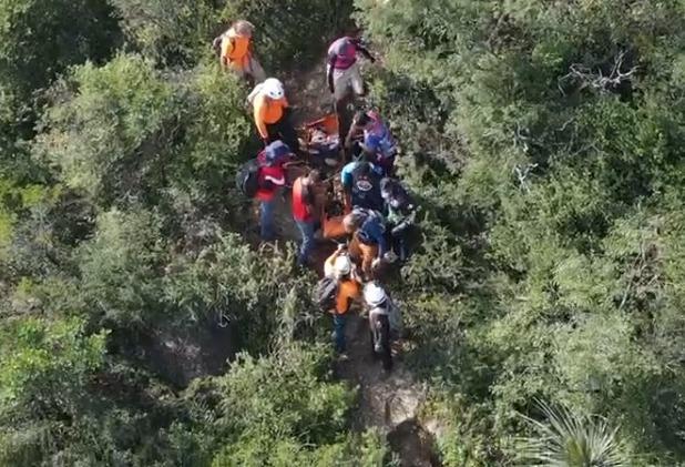 Rescatan a senderista lesionado en el Cerro de Las Mitras